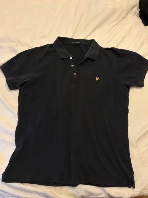  pikétröja från Lyle & Scott - Klassisk mörkblå pikétröja från Lyle & Scott 