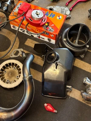  mopeddelar - Säljer svarta och metallfärgade kåpor, fläkt