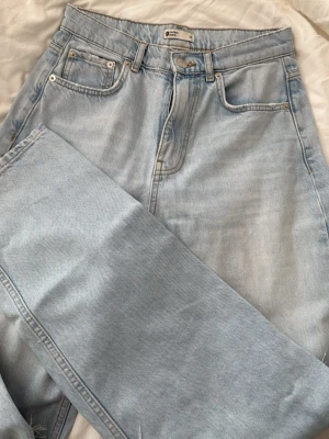 Jeans - Ljustvättade jeans från Gina med slitningar vid knäna, loose fit strl 36