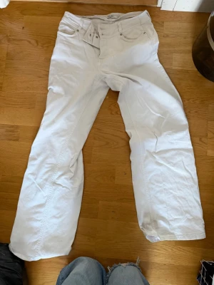 Vita raka jeans från NA-KD - Säljer ett par vita jeans från NA-KD i rak modell. Jeansen har klassisk femficksdesign, hög midja och är tillverkade i ett kraftigare denimtyg. Perfekta för dig som gillar en clean och stilren look.