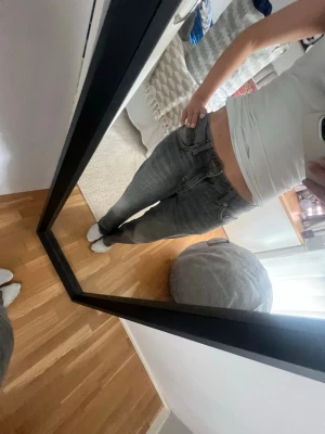 Gråa low rise wide arrow jeans från week day  - Coola gråa low rise wide jeans från weekday