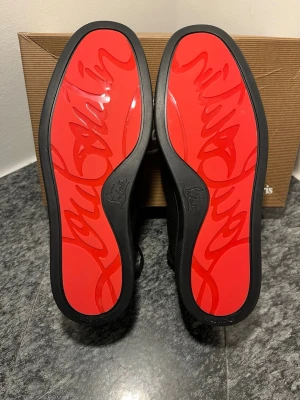 Christian Louboutin skor - Svarta Christian Louboutin skor med spikar. Helt nya. Kom privat för flera frågor.