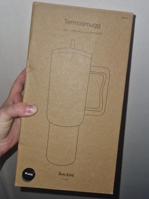 Termosmugg Stanley Cup - Stor termosmugg för kalla drycker, perfekt att ta med sej ut. Kylan håller i många timmar. Muggen är tillverkad av rostfritt stål och har dubbla väggar som effektivt stänger ute värmen. Termosen har ett färgmatchat lock och sugrör av plast, samt tätningsring av silikon.  Volym: 1,18 liter  • Termosmugg för kalla drycker • Stort handtag • Färgmatchat lock och sugrör • Fri från skadliga plaster och kemikalier