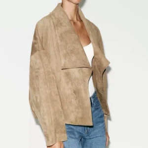 Beige oversized mockajacka Zara - Säljer en beige oversized jacka i mjuk mocka från Zara. Jackan har bred krage, lång ärm och en avslappnad passform som ger en cool och modern look. Perfekt att slänga över en enkel outfit för extra stilpoäng. Aldrig använd💕