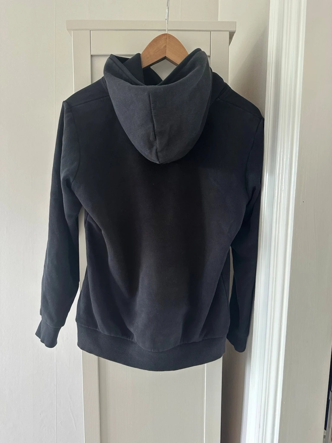 Svart hoodie från peak performance  - 1