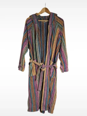 Missoni morgonrock - Snyggt randih morgonrock ifrån Missoni i frotté med färgglada ränder i lila, blått, orange, gult och grönt. Modellen har huva, knytskärp i midjan och två stora fickor framtill. Perfekt för chilliga morgnar eller kvällar hemma. I nyskick utan fläckar eller dylikt. Är unisex och funkar både som dam och herr. 