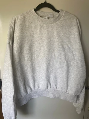 Oversized grå sweatshirt - Köpt på hm. Hel grå. 