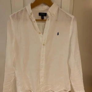 Vit linneskjorta Ralph lauren - Säljer en väldigt snygg linneskjorta från ralph lauren som är i väldigt bra skick. Jag säljer den för att jag har vuxit ur den. Äkta så klart 