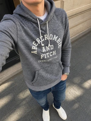 Abercrombie and Fitch - Supersnygg grå Abercrombie and Fitch hoodie hoodie i storlek Medium. Skriv om du undrar något 🤩                                                                                                                                                                                                                                                                                                                                            (Första bilden är endast för att visa ungefär hur den kan se ut på)