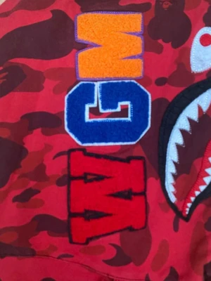 Röd camo hoodie från BAPE - Riktig ✅ söndrig zipper