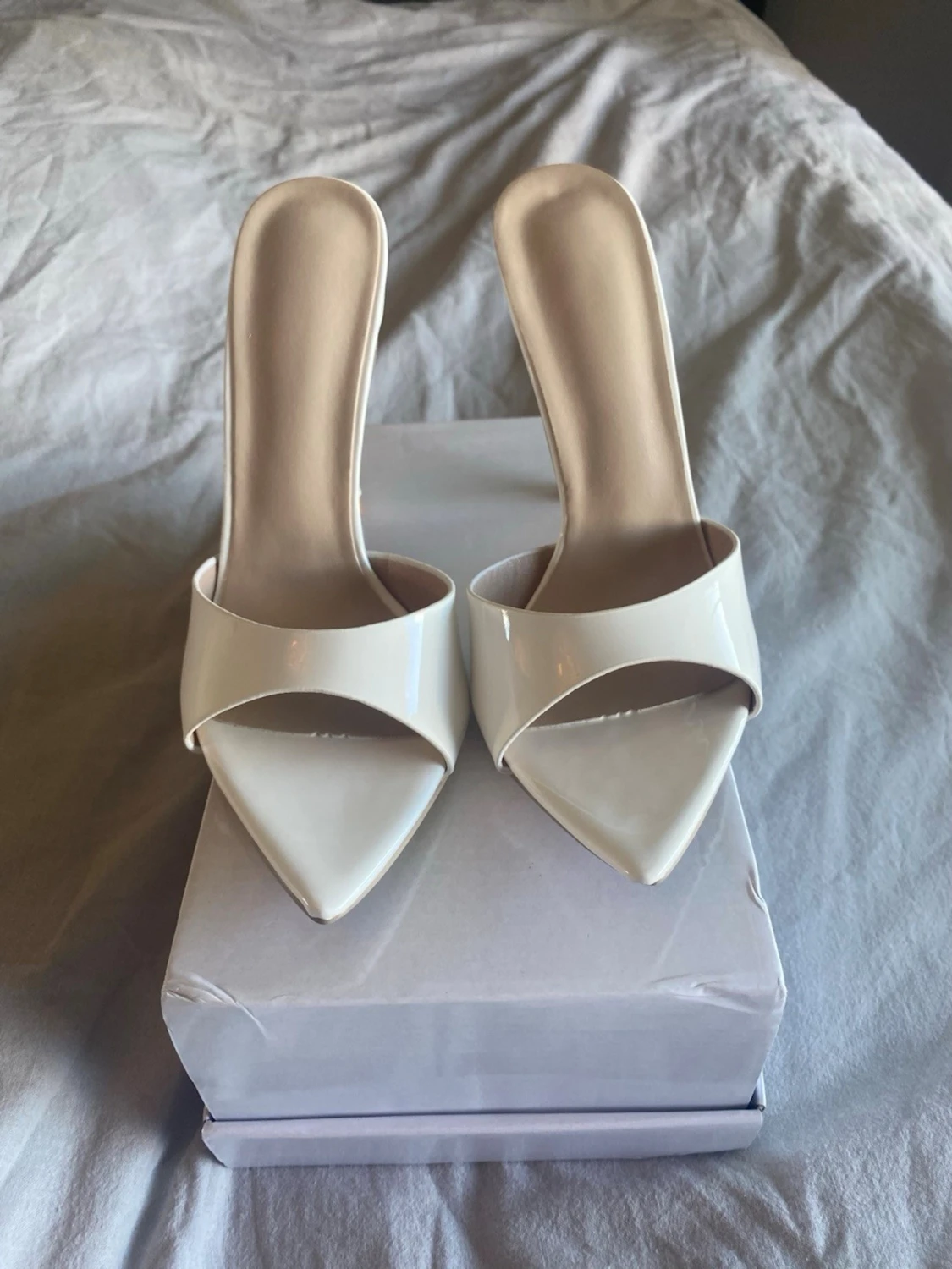 Vita stilettklackade pumps - 1