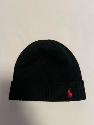 Svart mössa från Polo Ralph Lauren - Säljer en svart Polo Ralph Lauren mössa i nyskick, aldrig använt. Vid fler bilder/frågor är det bara att höra av sig.