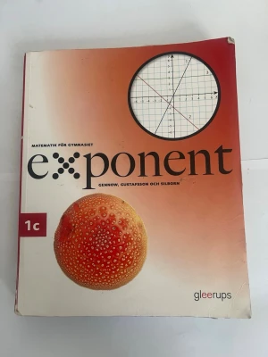 Exponent 1c Matematikbok Gymnasiet - Exponent 1c är en kursbok i matematik för gymnasiet, skriven av Gennow, Gustafsson och Silborn. Boken har ett rött och vitt omslag med graf och fruktmotiv. Perfekt för dig som läser matematik 1c på gymnasiet och vill ha tydliga genomgångar och övningar.