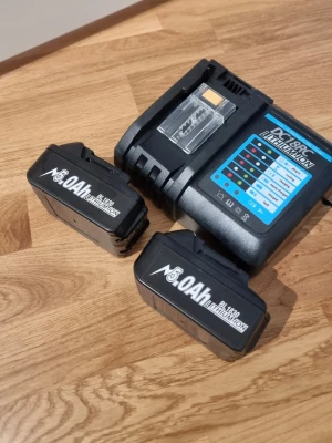 2st 5ah ersättningsbatterier till makita och ersättningsladdare til DC18RC - Detta är en DC18RC "replacement" laddare med två 5ah ersättningsbatterier till makita. Allting är kompatibelt med makita 18v system men är givetvis INTE makitas original laddare och batteri utan ersättningsbatteri och laddare, Fungerar galant till makita båda laddaren och batterierna.  Ingår: 1x DC18RC Replacement laddare 2x 5ah ersättningsbatterier