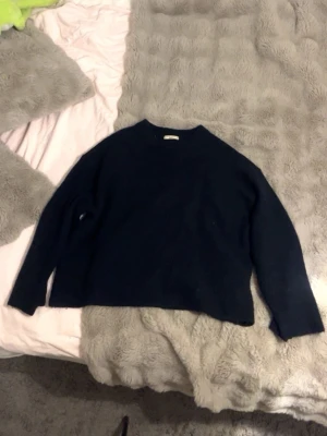 Mörkblå stickad tröja - Mörkblå stickad tröjan från Gina tricot. Bra skick 