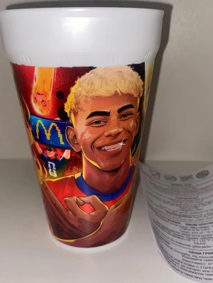 Färgglad McDonald's plastmugg - Säljer en Lamine Yamal plastmugg från McDonald's som jag aldrig använt