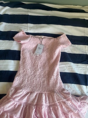 Ljusrosa offshoulder kortklänning - Är o stolek M men känns som storlek S:) Helt ny!💕💕💕💕