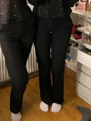 Svarta lågmidjade kostymbyxor - Snygga svarta lågmidjade kostymbyxor från BikBok i modellen Vera. I super bra skick!💕nypris: 500 kr 