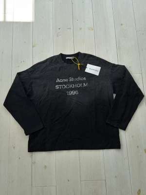  Acne Studios long sleeve - Säljer nu denna tvär feta long sleeven från acne studios. Passar perfekt nu till sommarkvällar och det mesta. Storleken är M. Skriv vid frågor eller funderingar!!