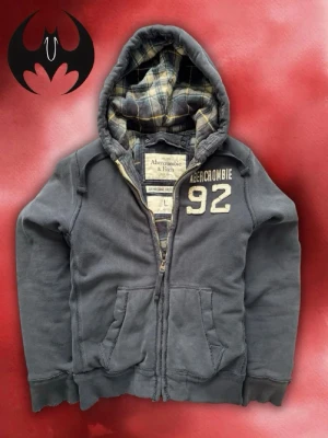 Vintage Abercrombie & fitch Zip Hoodie - Säljer denna extremt sällsynta och eftertraktade Abercrombie & fitch zip hoodie | bra skick, zippan fungerar bra och kan bli syd | Size L | Längd: 72cm Bredd: 70cm Armlängd: 75cm | Skyltdocka: M - 48 cm axlar, 75 cm midja | Lägg endast bud med avsikt att köpa nu, inga fördröjning!