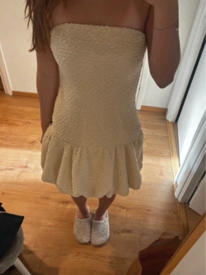 Beige bandeau klänning - säljer denna jätte fina beiga bandeau klänning eftersom den inte kommit till användning, prislappen är fortfarande på!!💕
