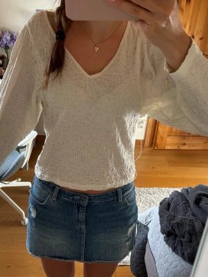 Sommarblus  - Supersöt vit sommartopp med textur, passar s men även m💖 
