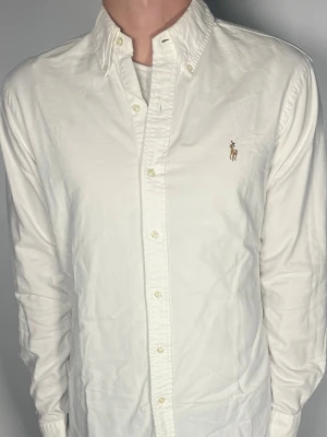 Ralph Lauren skjorta - Säljer en riktigt snygg och trendig Ralph lauren skjorta i fint skick, storlek M, vid frågor är det bara att skriva //Gramenti