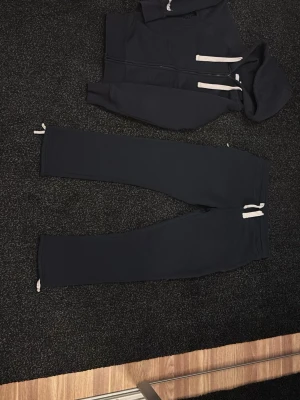 Russemerch  - Säljer ett mörkblått sett från Russemerch. Bara använt en gång på en promenad. Nästan helt nya och fräscha. 