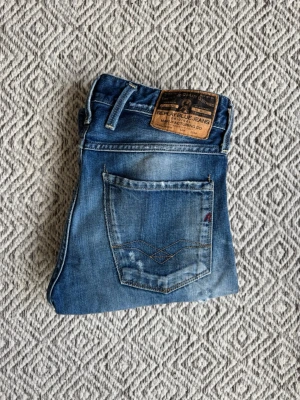 Replay Anbass jeans - Replay jeans - Modell: Anbass - Storlek: W28/L32 - skick: 9/10 - Nypris runt 2000kr Bara att höra av sig vid minsta fundering!🤩