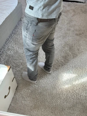 Replay jeans med slitningar  - Replay anbass Jeans | skick 9/10 | Storlek 33/34 | Pris - 549kr | Modellen är ca 181cm lång | Hör av dig vid minsta fråga eller fundering!!