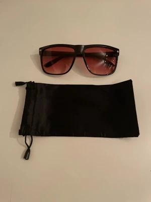 R@yban liknande solglasögon - Tjena! Säljer nu dessa feta solglasögonen. Dem är nästan identiska med Rayban, form, färg och kvalité. Enda skillnaden är att dessa inte har någon Rayban logga, vilket är det man betalar för annars. Skicka ett pm vid intresse, skicka bud.