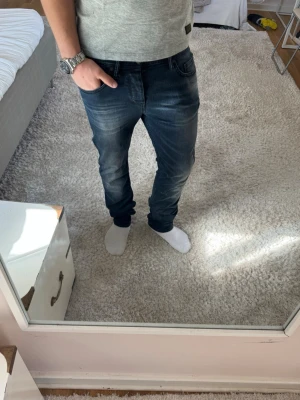 Hugo Boss jeans  - Hugo Boss Jeans | skick 9/10 | Storlek 32/32 | Pris - 499kr | Modellen är ca 180cm lång | Hör av dig vid minsta fråga eller fundering!!