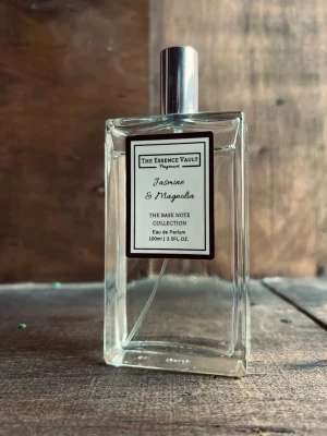 Jasmine & Magnolia parfym 100ml - Fräsch parfym från The Essence Vault med doft av jasmin och magnolia. Flaskan är rektangulär i genomskinligt glas med silverfärgad spraykork. Tillhör The Base Note Collection och innehåller 100 ml Eau de Parfum.