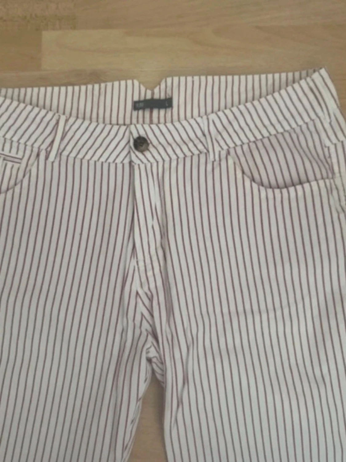 Randiga vita shorts med fickor - 3