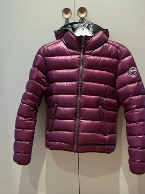 Vinröd colmar jacka - Säljer denna vinröda colmar jacka! Svår att få tag på i denna färg då de inte säljs längre, Jackan sitter som XS. Pris går att diskutera. Jackan är kvar tills markerat sålt! ❤️