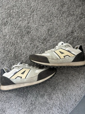 Axel Arigato sneakers  - Axel Arigato sneakers! Storlek: 43. Pris: 370kr! Kan tvättas om så önskas!