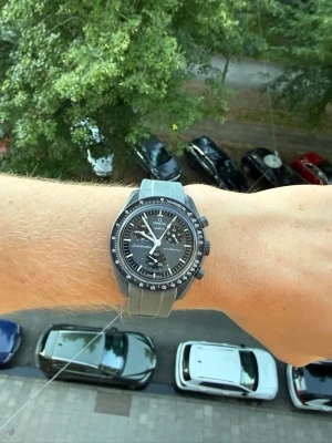 Omega Swatch Mission to Mercury  - Snygg Omega x Swatch Mission to Mercury iskronograf med svart urtavla och grått silikonarmband. Klockan har tydliga vita markeringar, tachymeter-skala och flera små urtavlor. Perfekt för dig som gillar sportig och stilren design. Köpt i Madrid när de