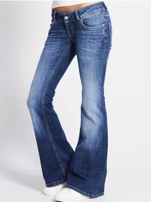 Blå bootcut jeans med utsvängda ben - Snygga blå bootcut jeans med utsvängda ben och klassisk femficksmodell. Låg midja och är tillverkade i denim med lätt stretch för skön passform. Perfekta för dig som gillar en retroinspirerad look.