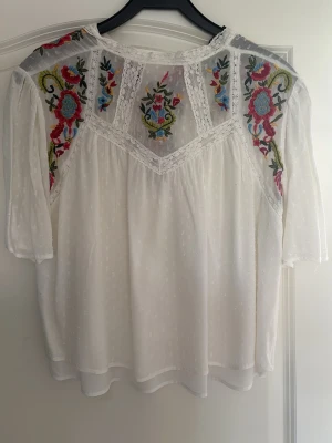 Vit blus med broderade detaljer - Säljer fin blus i bra skick ifrån Zara