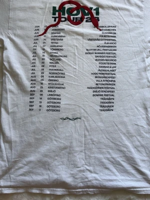 Hov1 t-shirt, tour23 - Jättefin och sällsynt tour T-shirt av hov1 från 2023. Storlek M, jättebra skick med 100% bomull🥰 skriv ifall ni har några frågor (pris går att diskutera)