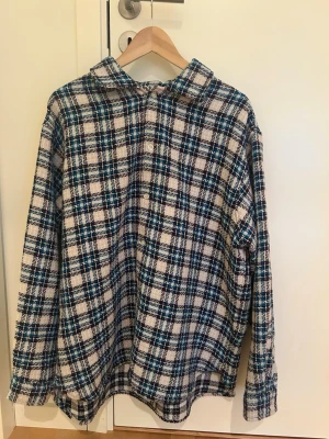 Jack&Jones skjorta/overshirt - Skjorta med vid passform. Köpt för 700 från Jack &Jones hemsida. Använd fåtal gånger och är i skick som ny.  60% bomull 40% polyester. Tyget är flanell. Skjortan säljs inte längre på jack&jones! Sitter perfekt på mig som är 190cm 