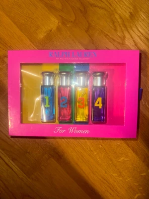 Ralph Lauren parfymset Big Pony - Säljer ett färgglatt parfymset från Ralph Lauren, The Big Pony Fragrance Collection For Women. Setet innehåller fyra små flaskor i blått, rosa, gult och lila med siffrorna 1, 2, 3 och 4 på framsidan. Perfekt present till någon som gillar variation.