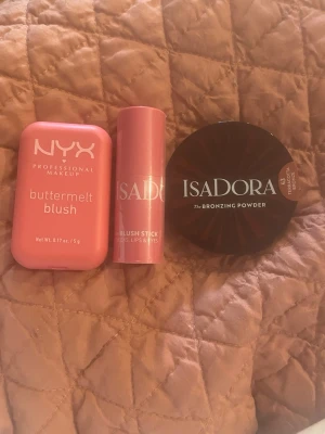 Smink paket  - Allt är nytt och ny pris i affären är 433 mitt pris 200 extremt bra pris Säljer ett set med NYX buttermelt blush i en rosa dosa och IsaDora blush stick i rosa hylsa. Perfekt för att ge kinderna en fräsch färg. Båda är smidiga att ta med och enkla att applicera. IsaDora sticket funkar även för läppar och ögon.