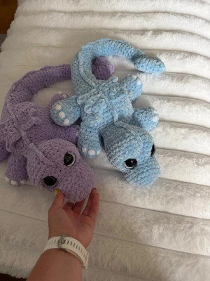 Två stora drakar - Två stora virkade drakar🥰🫶🏼 dom är ca 60 cm långa! Den lila är virkad med Baby Snuggle garn, och den blåa är virkad med Klara garn