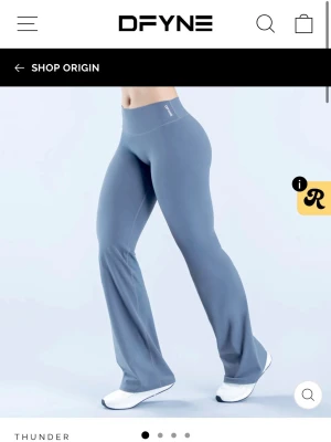 DFYNE Origin flares - Säljer dessa snygga blå flares från DFYNE med bootcut modell som sitter skönt mot kroppen. Perfekta för dig som vill ha både stil och för träning. Använda 1 gång