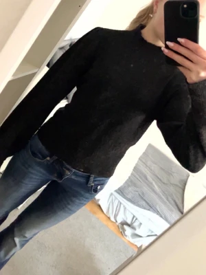 Stickad tröja - Mysig stickad tröja med hög krage och långa ärmar. Färgen är mycket mörkare i verkligheten! Använd ett fåtal gånger 