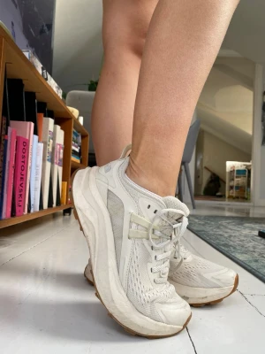 The North Face W Vectiv Hypnum - Säljer ett par fina The North Face W Vectiv Hypnum i storlek 37,5. Säljes då de är lite för små för mig. Nypris 1299kr, säljes för 500kr.