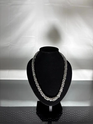 Kjesar halsband i stål - Sick 9/10                                                                    Halsband i stål som är polerat, den är 50cm lång och 8mm bred.