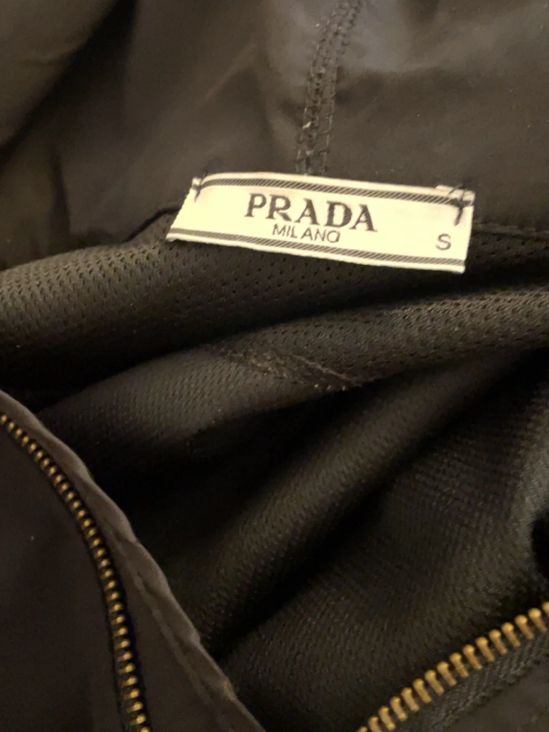 Svart hoodie med dragkedja från Prada - 3