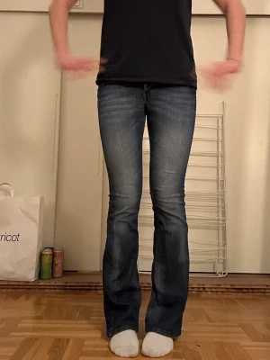 Blå bootcut jeans från Diesel - Säljer ett par blåa lågmidjade bootcut jeans från Diesel. Jeansen har klassisk femficksdesign och normal midja. Perfekta för en avslappnad och trendig look. Storlek W25 L30. Skriv vid frågor, snabb leverans🙂